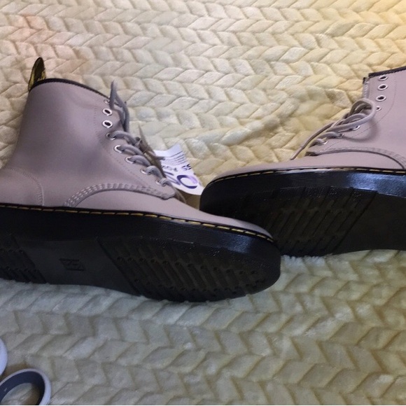 Dr Martens Tan Leather combat Boots - Picture 5 of 9